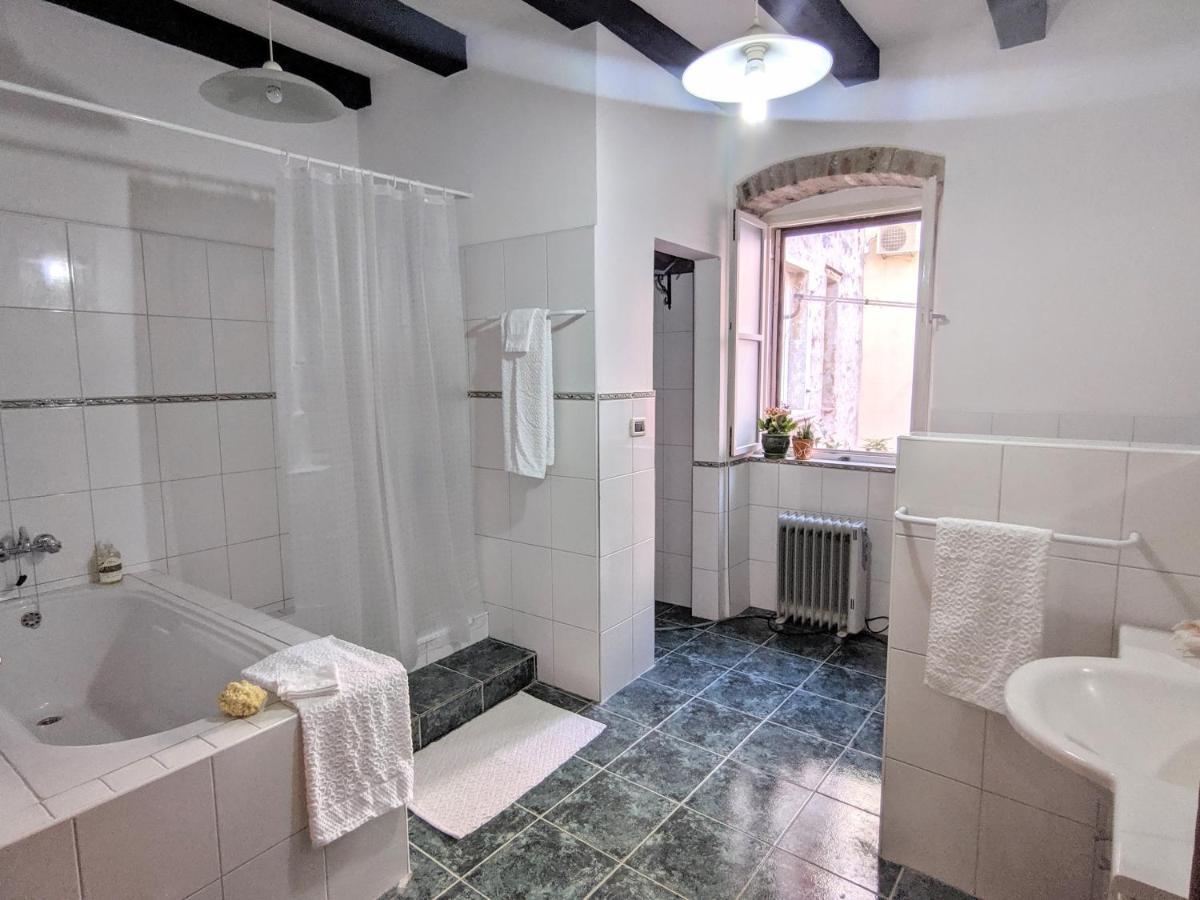 Private Courtyard Medieval Stone Home In Old Town Rovinj Extérieur photo