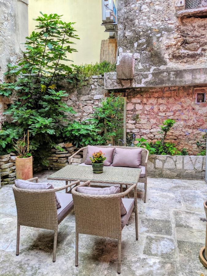 Private Courtyard Medieval Stone Home In Old Town Rovinj Extérieur photo