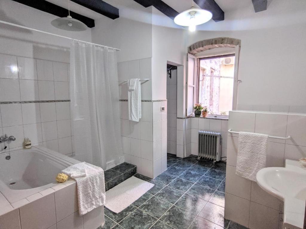 Private Courtyard Medieval Stone Home In Old Town Rovinj Extérieur photo